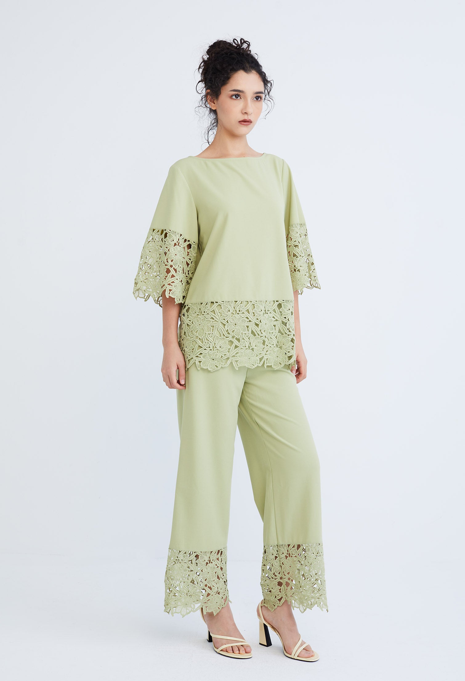 Peekaboo Guipure Lace Hemmed Blouse