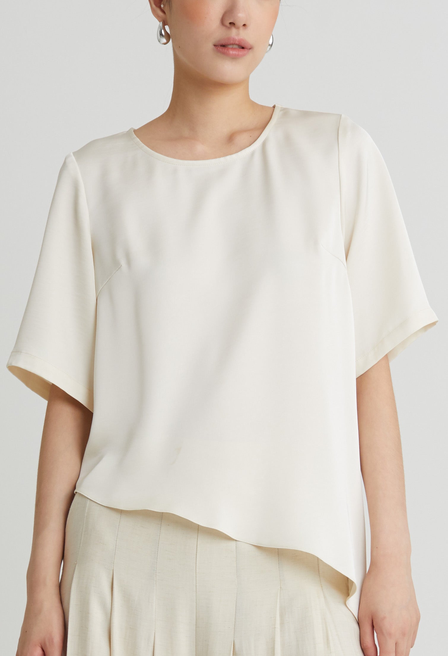 nichii X NURITA HARITH Minimalist Asymmetrical Hem Top